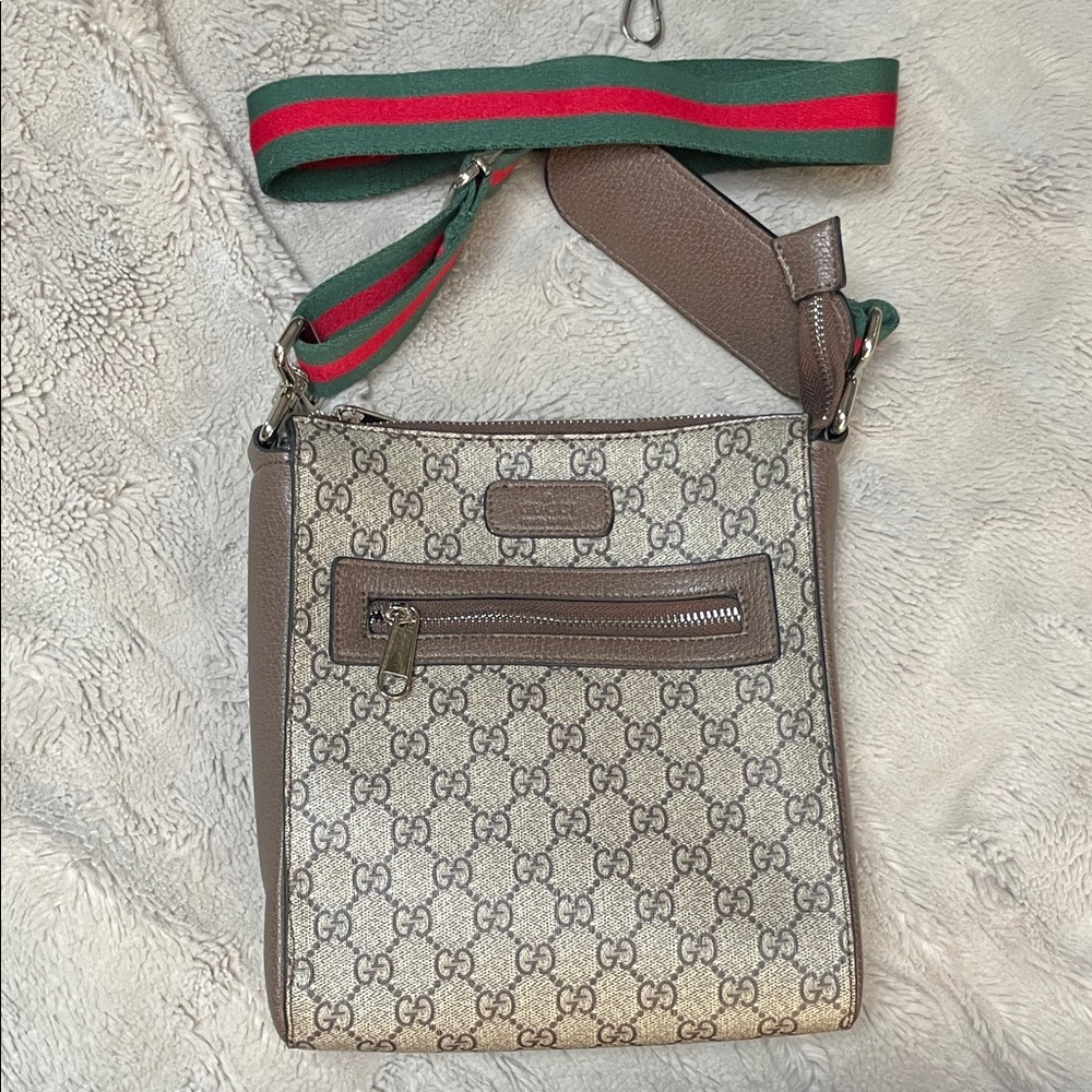 Beige Gucci GG Supreme Messenger Bag